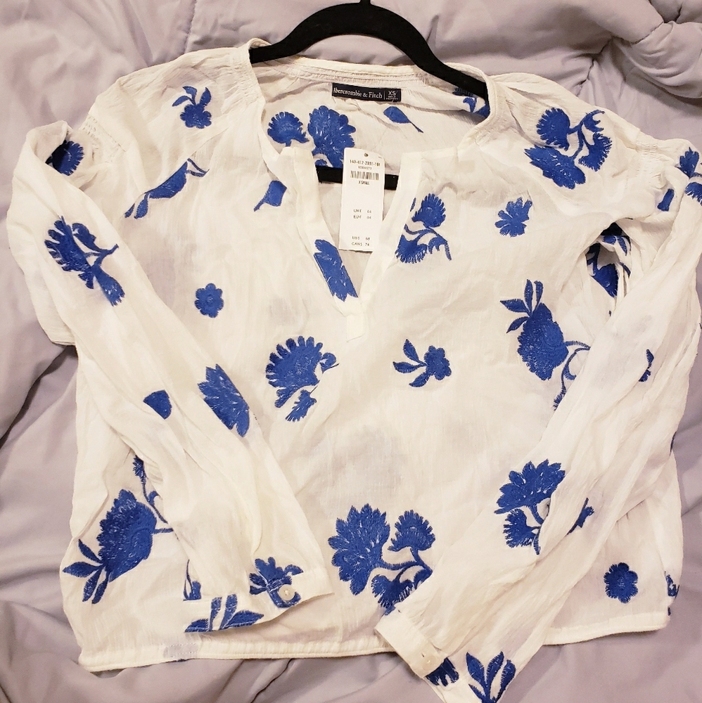 NWT Abercrombie 100% Cotton Blue/white top